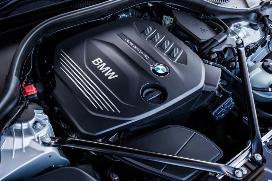 Моторный отсек BMW 530i xDrive Sedan M Sport 2017 года  (UK) (фото 19 из 23)